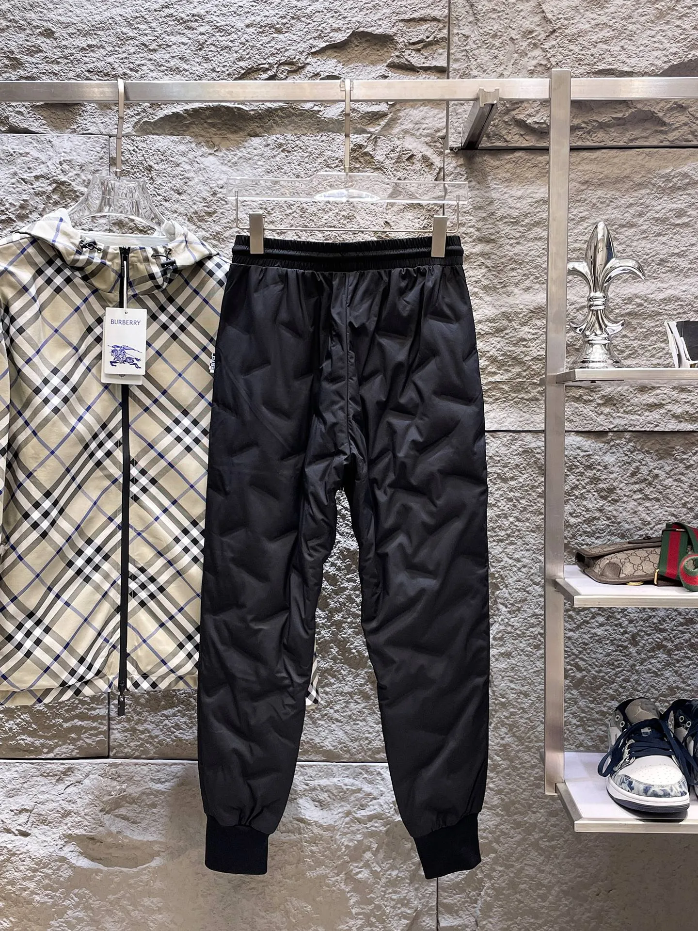P490 Big Goose🇨🇦🌹25 new autumn and winter thickened warm down pants are here🔥Winter essential outdoor windproof, lockable and warm. Made of professional-grade outdoor windproof, waterproof and breathable fabric. Lining 90% white duck down filling. Lightweight design. Lightweight and warm. Seamless gluing process on the inside. Made of light and gall-free anti-drilling fabric to effectively prevent velvet running. Original hardware accessories. Classic logo matching. Simple and versatile, the upper body is stylish and not bloated. The style is the same for men and women! Size: M-3XL.